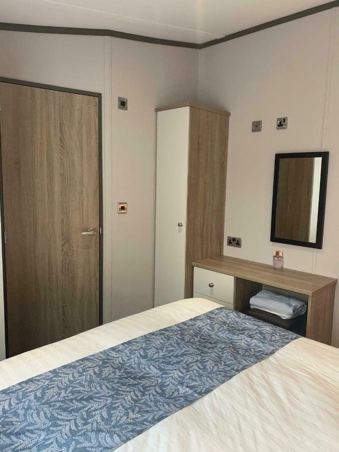 Graceland Lodge With Hot Tub Barmby on the Moor エクステリア 写真