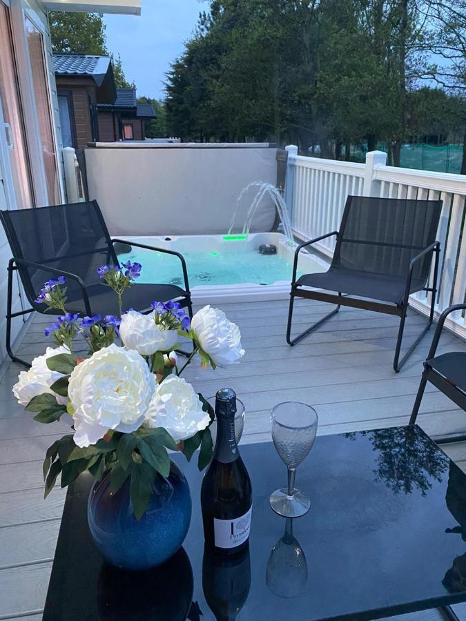 Graceland Lodge With Hot Tub Barmby on the Moor エクステリア 写真