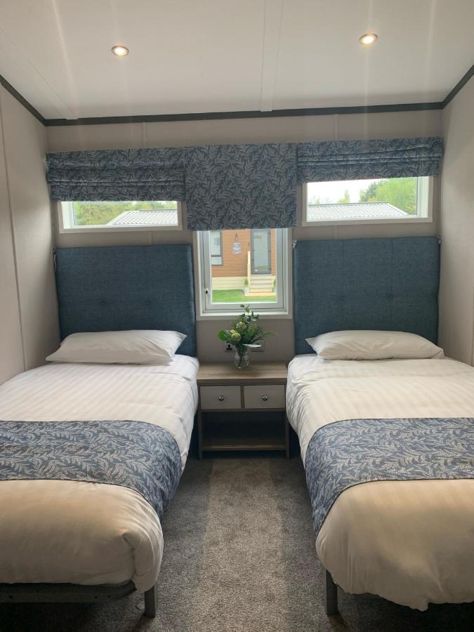 Graceland Lodge With Hot Tub Barmby on the Moor エクステリア 写真
