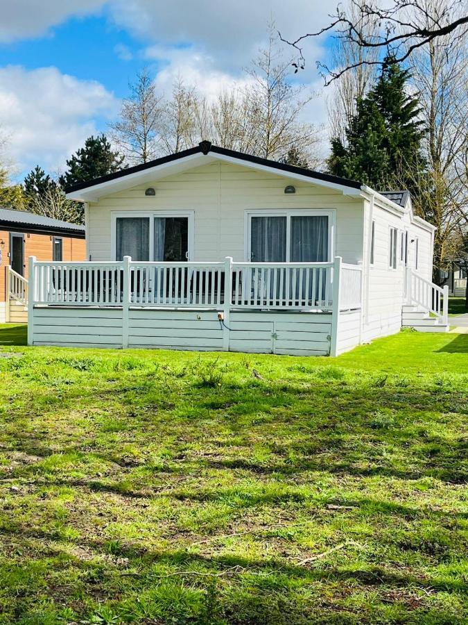 Graceland Lodge With Hot Tub Barmby on the Moor エクステリア 写真
